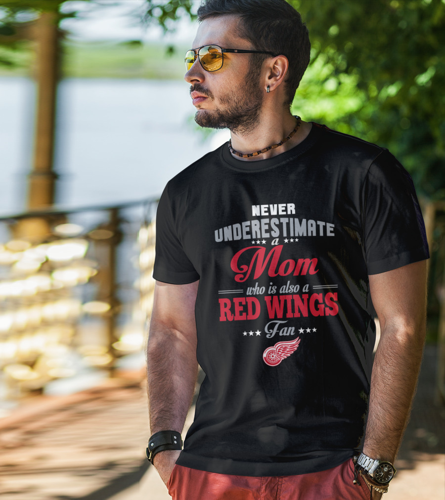 Never Underestimate A Mom Who Is Also A Red Wings Fan Detroit Red Wings T-Shirt