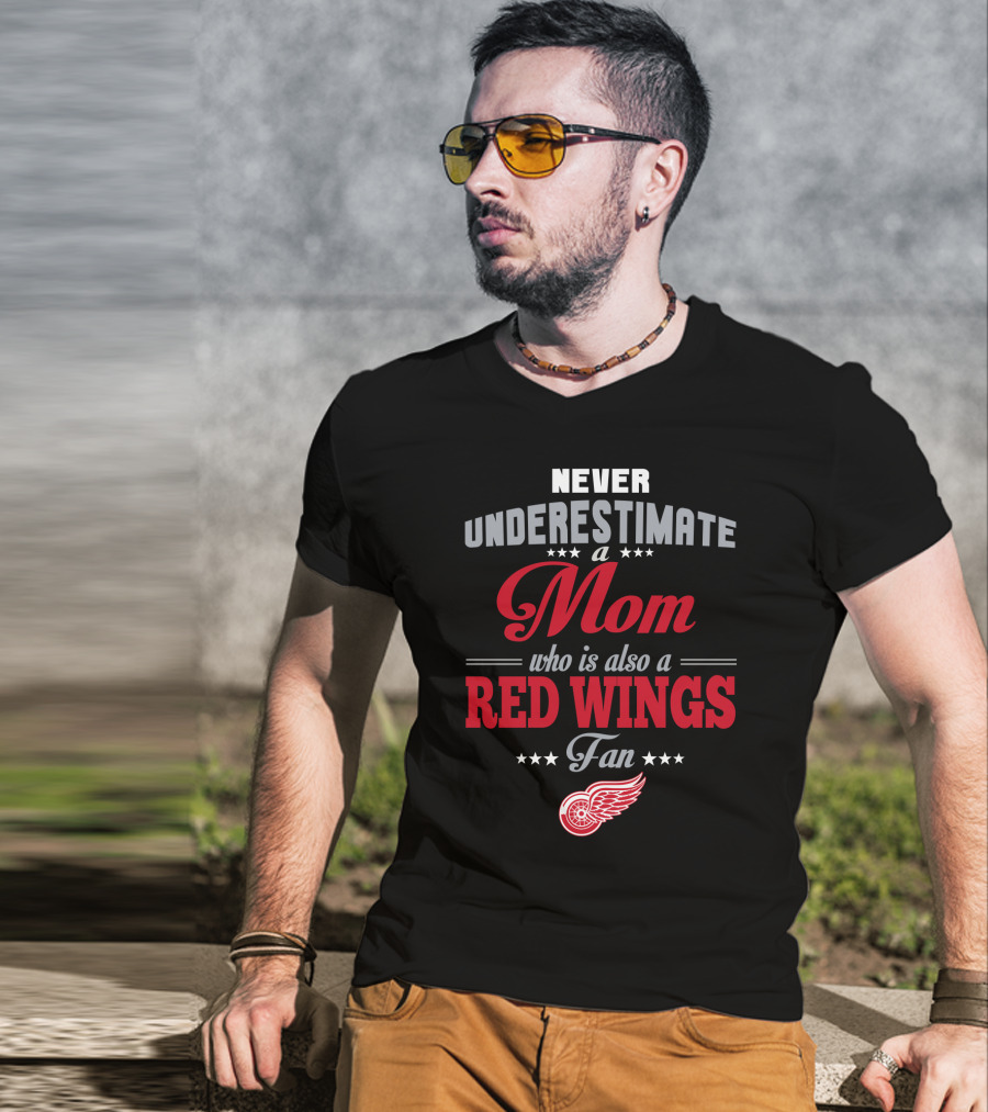Never Underestimate A Mom Who Is Also A Red Wings Fan Detroit Red Wings T-Shirt