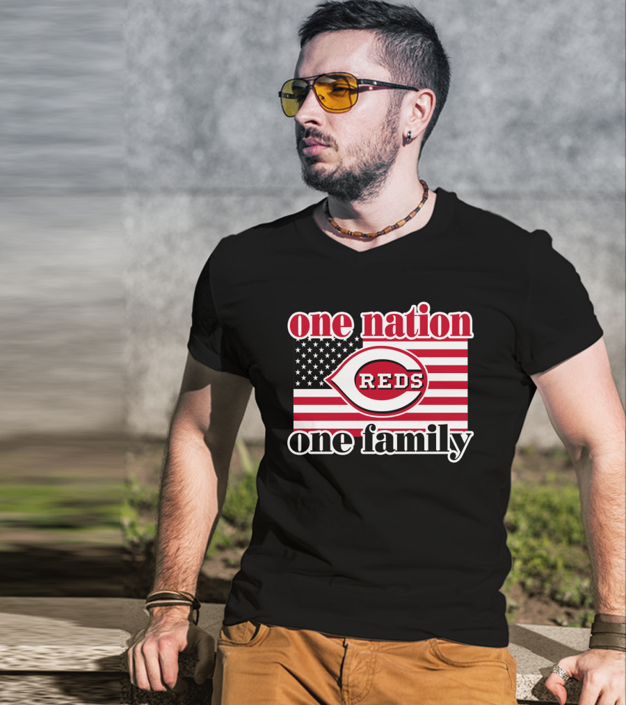 One Nation One Family Cincinnati Reds American Flag T-Shirt