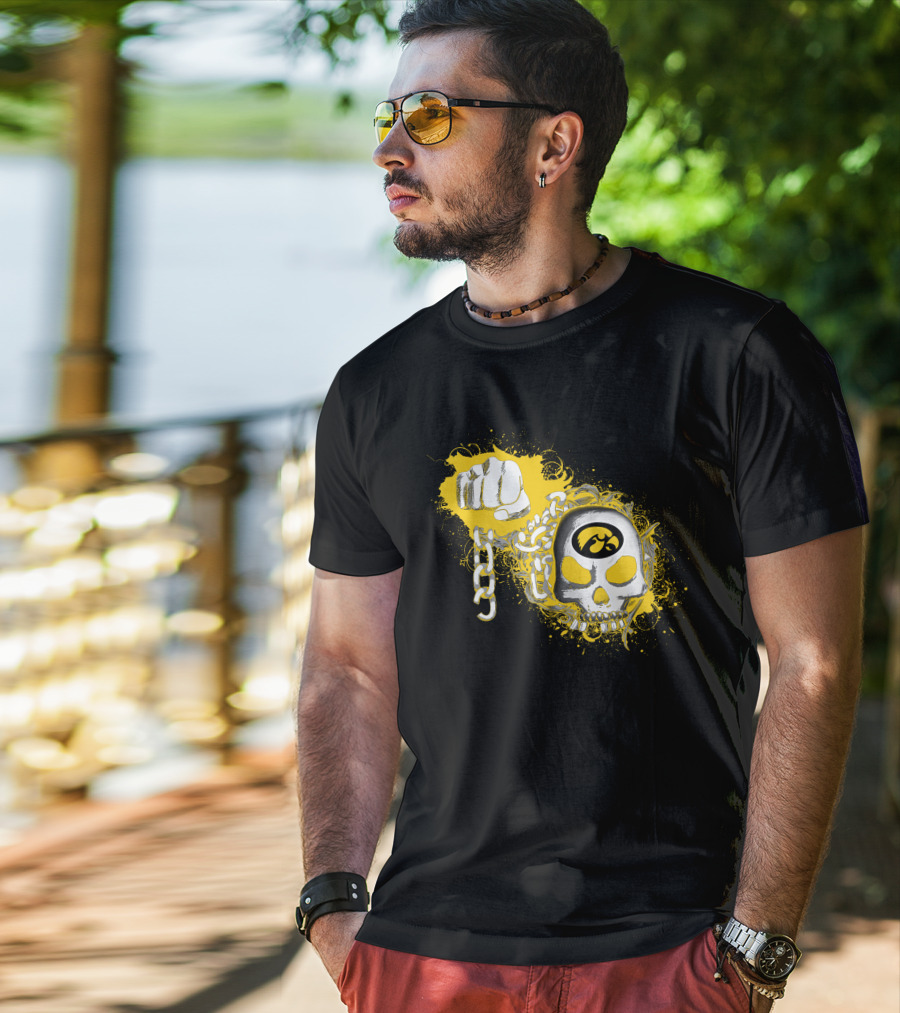 Iowa Hawkeyes Skull And Chain T-Shirt