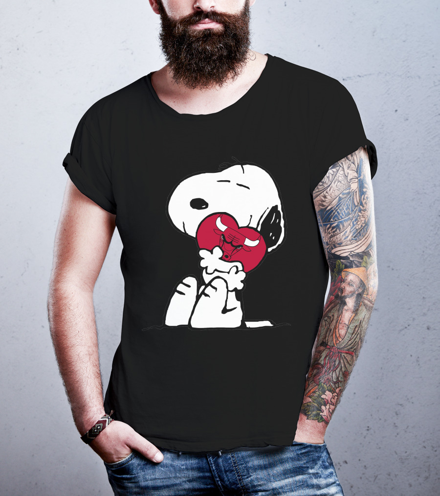Snoopy Hugging Chicago Bulls Basketball Heart T-Shirt