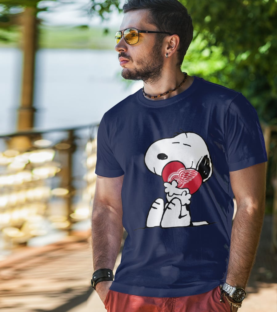 Detroit Redwings Snoopy Hugging Heart T-Shirt