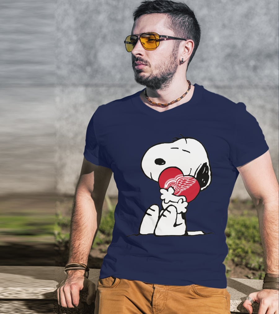 Detroit Redwings Snoopy Hugging Heart T-Shirt