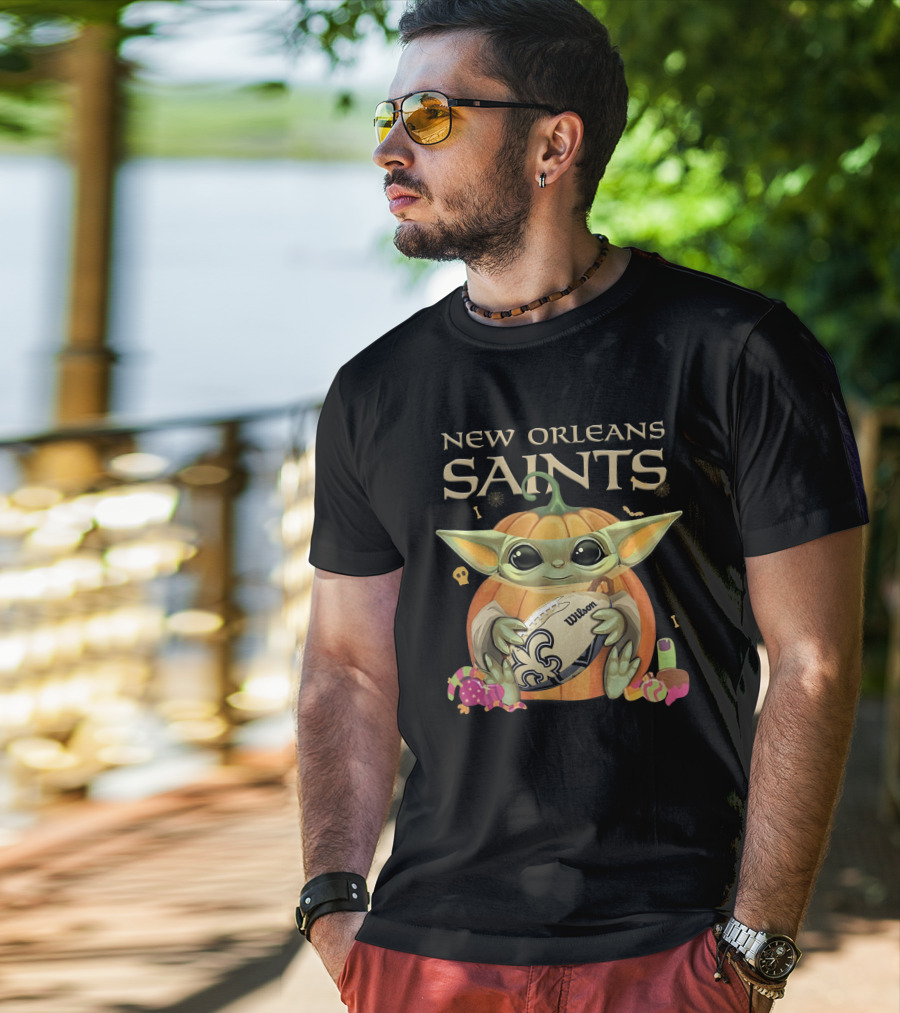Yoda New Orleans Saints Halloween Football Pumpkin Wilson Ball T-Shirt