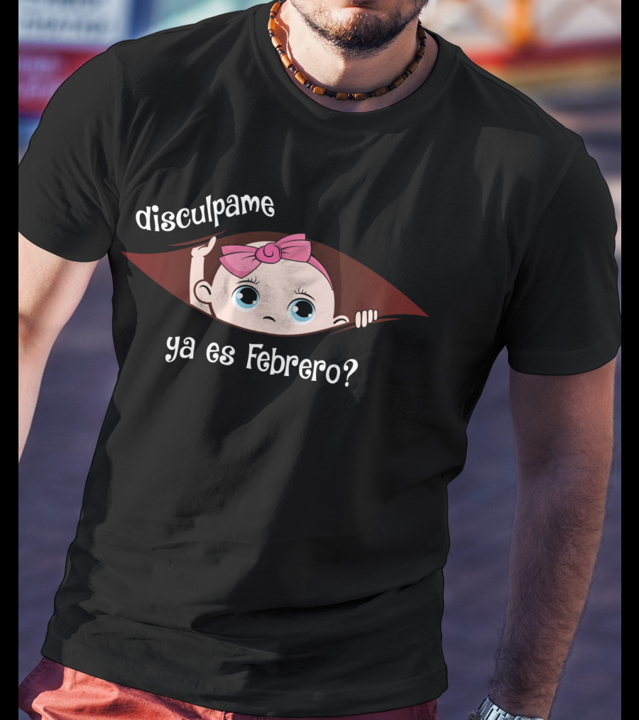 Disculpame Ya Es Febrero Muñeca Bebé Asomándose Con Lazo Rosa En Fondo Oscuro T-Shirt