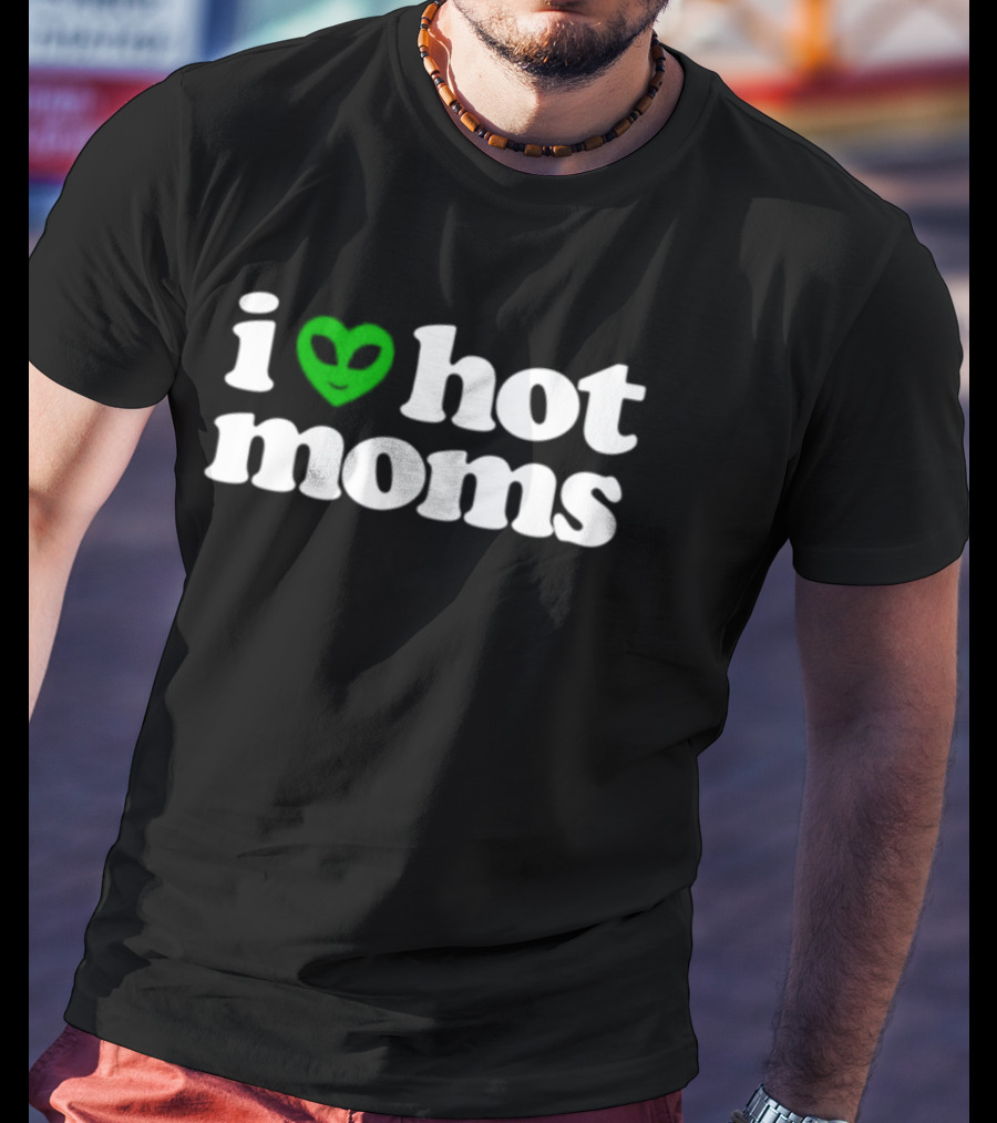 I Heart Hot Moms Alien Face Green T-Shirt