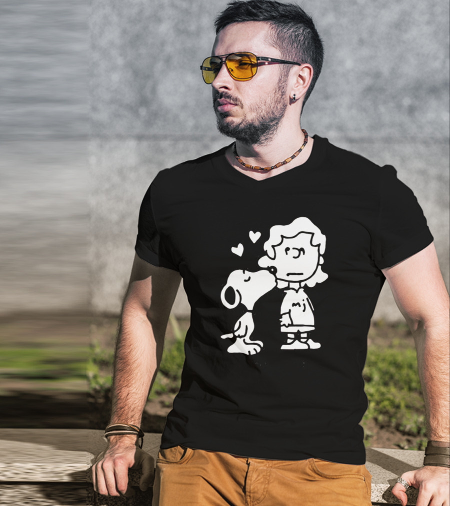 Puppy Love Snoopy Kissing Lucy Peanuts Hearts T-Shirt