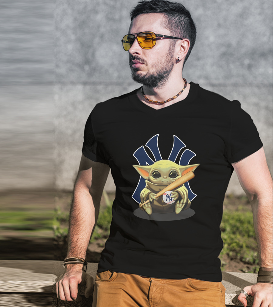 Baby Yoda Hug New York Yankees Baseball Bat T-Shirt