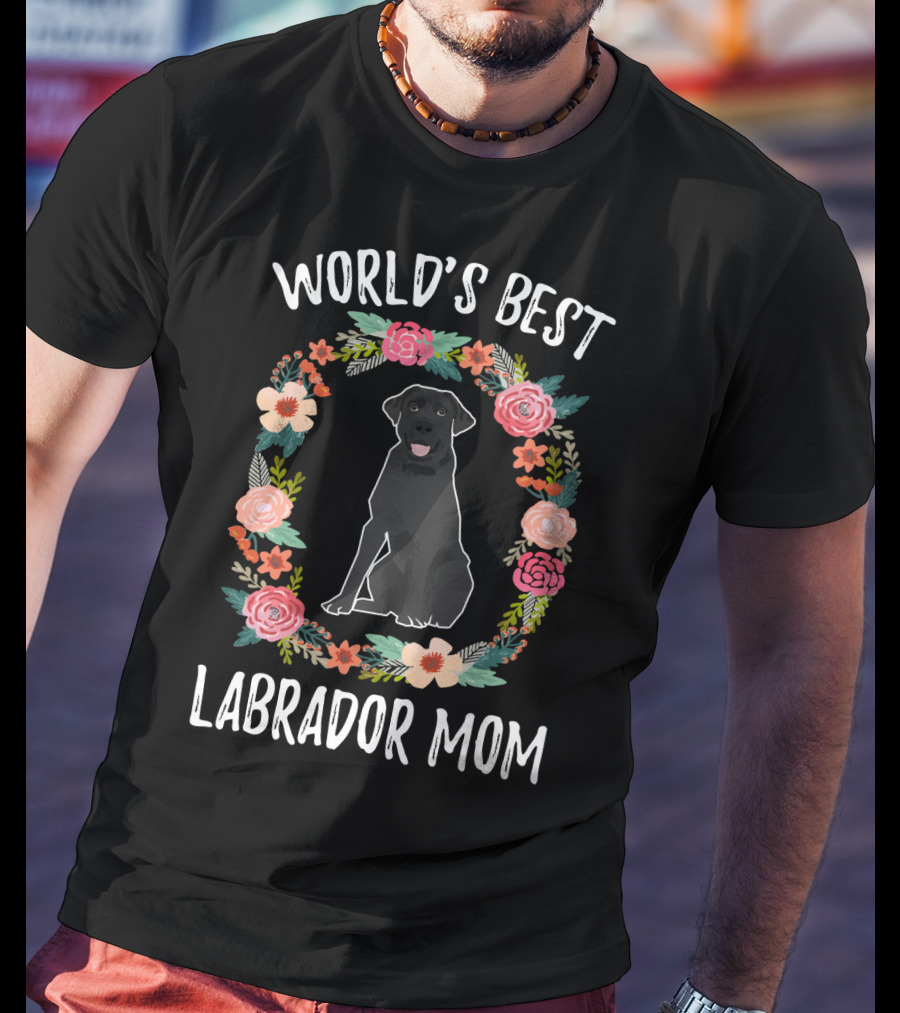 World's Best Labrador Mom Black Labrador Floral Wreath T-Shirt