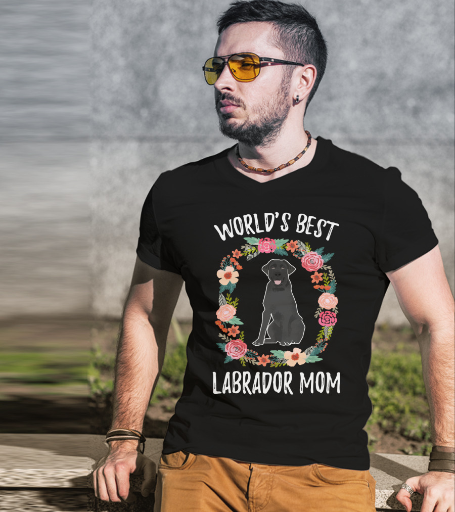 World's Best Labrador Mom Black Labrador Floral Wreath T-Shirt