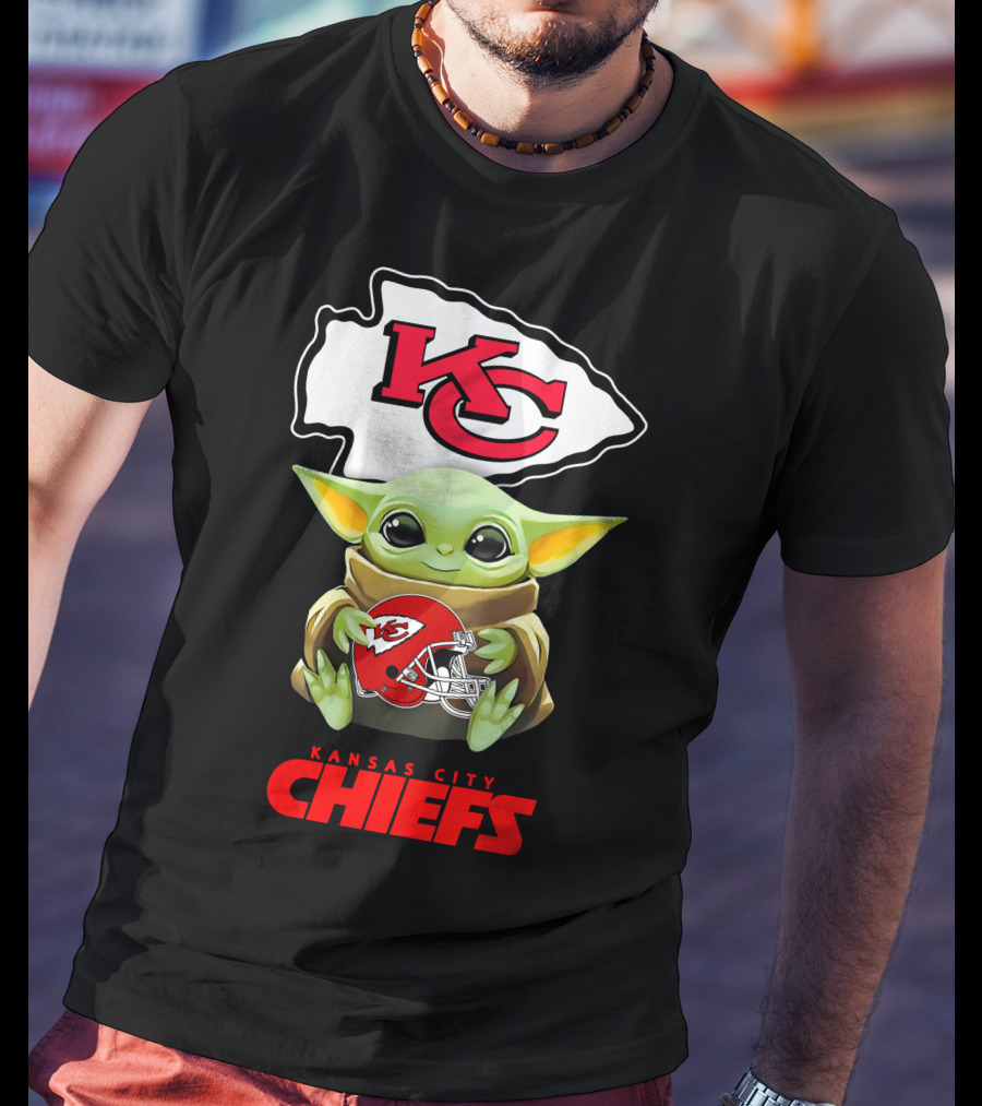 Kansas City Chiefs Baby Yoda Holding Chiefs Helmet Star Wars T-Shirt