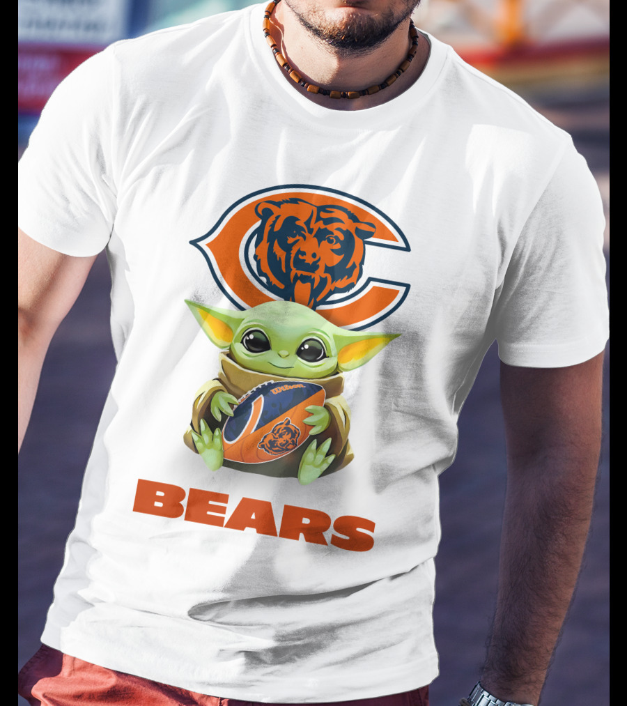 Baby Yoda Hug Chicago Bears Football Bears T-Shirt