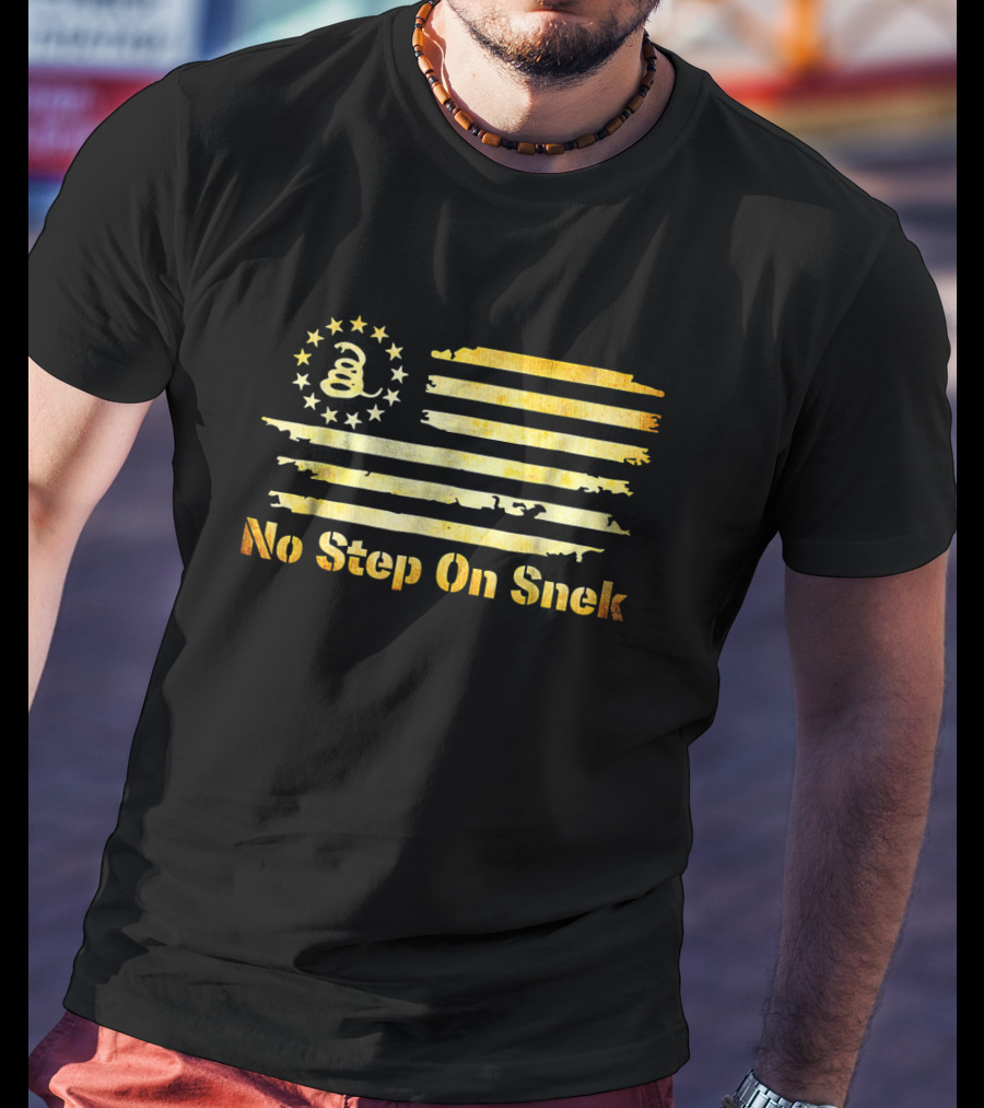 No Step On Snek Snake Meme With Betsy Ross Flag And Coiled Snake T-Shirt
