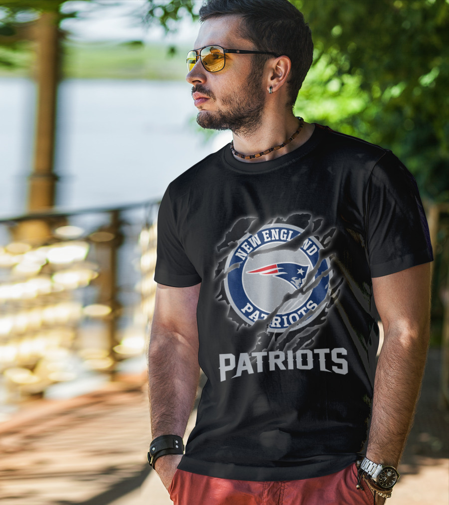 New England Patriots Logo Claw Tear T-Shirt