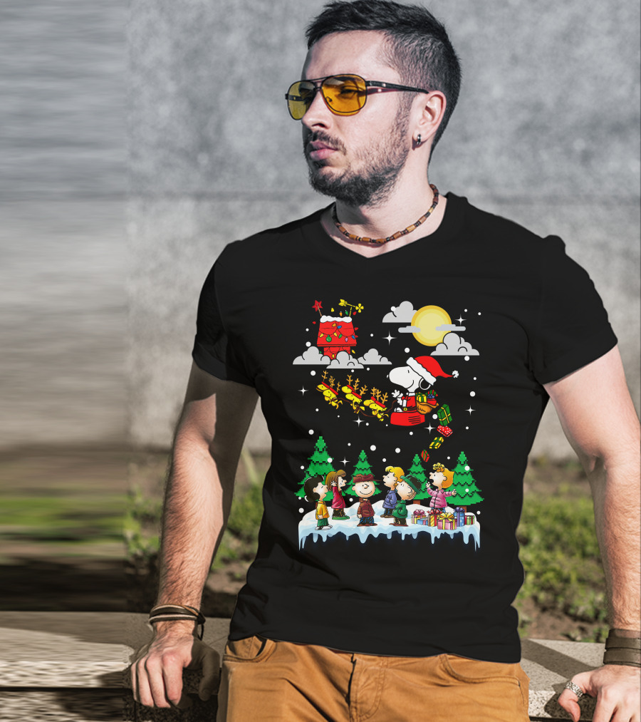Peanuts Christmas Charlie Brown Snoopy Santa Sleigh Woodstock Scene T-Shirt