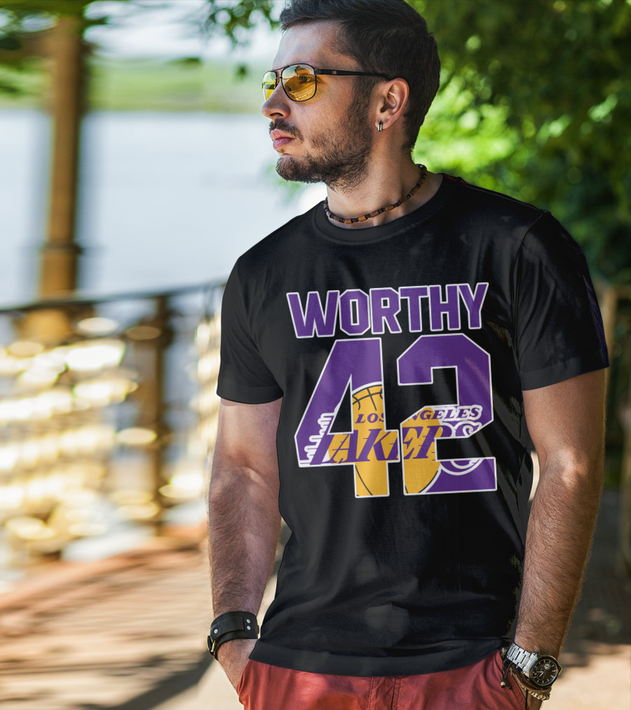 Worthy 42 Los Angeles Lakers Basketball T-Shirt