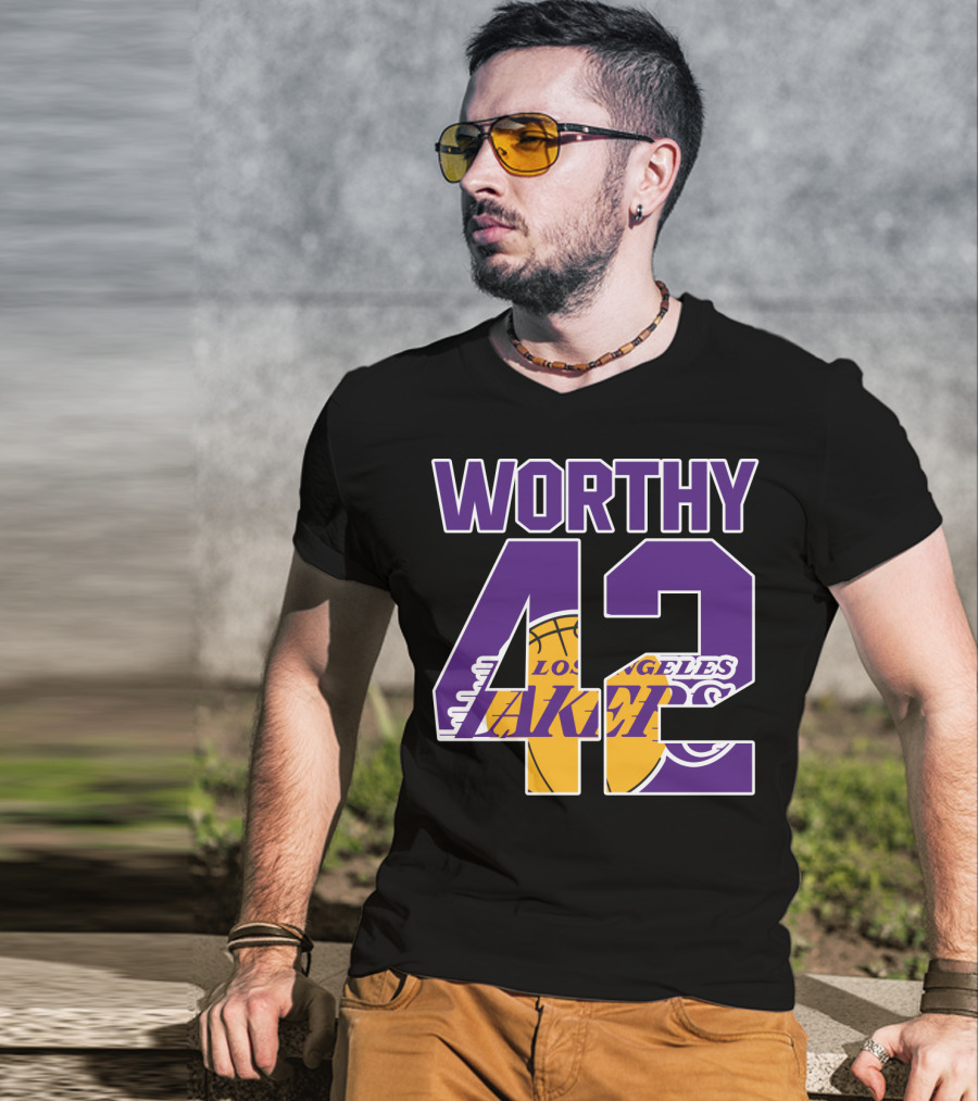 Worthy 42 Los Angeles Lakers Basketball T-Shirt