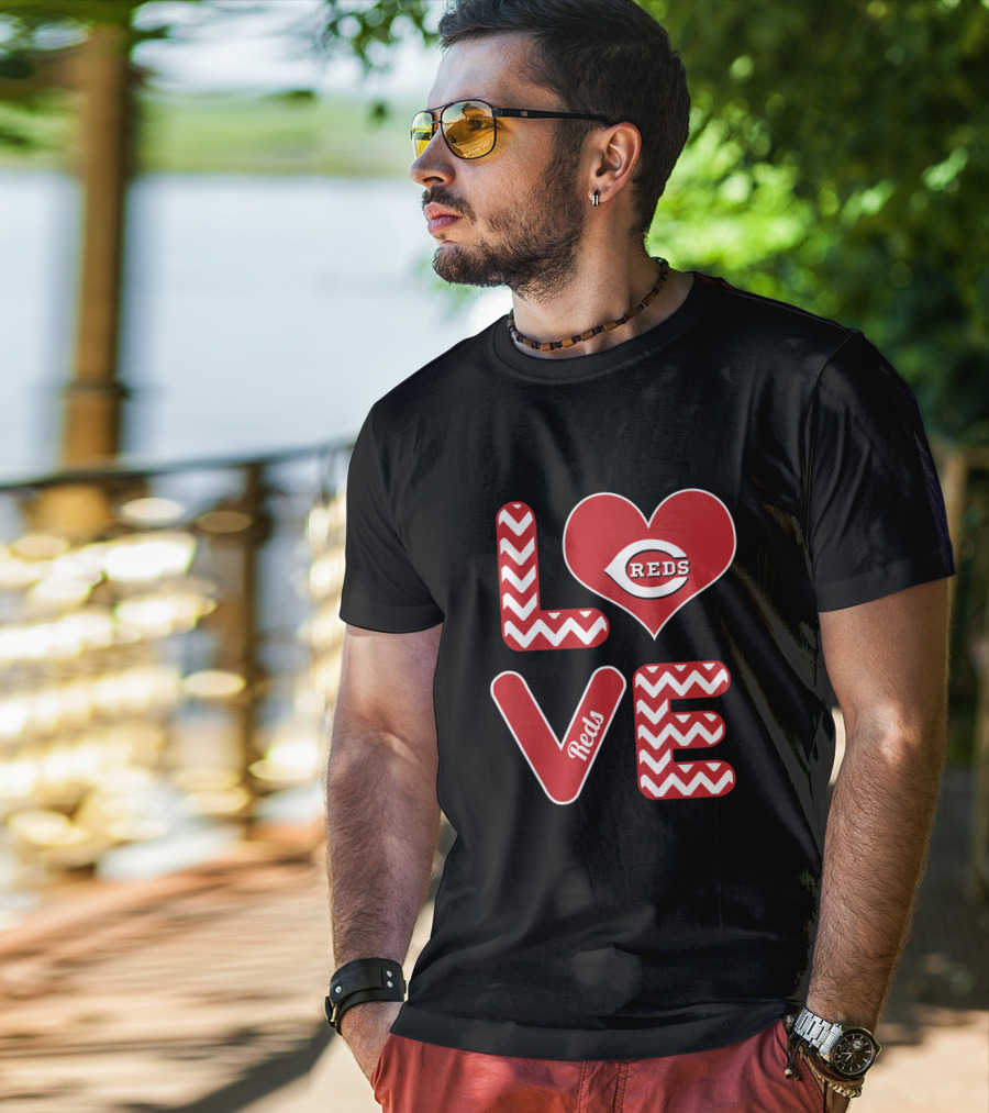 Love Cincinnati Reds Heart Logo Chevron Pattern Fans Baseball T-Shirt
