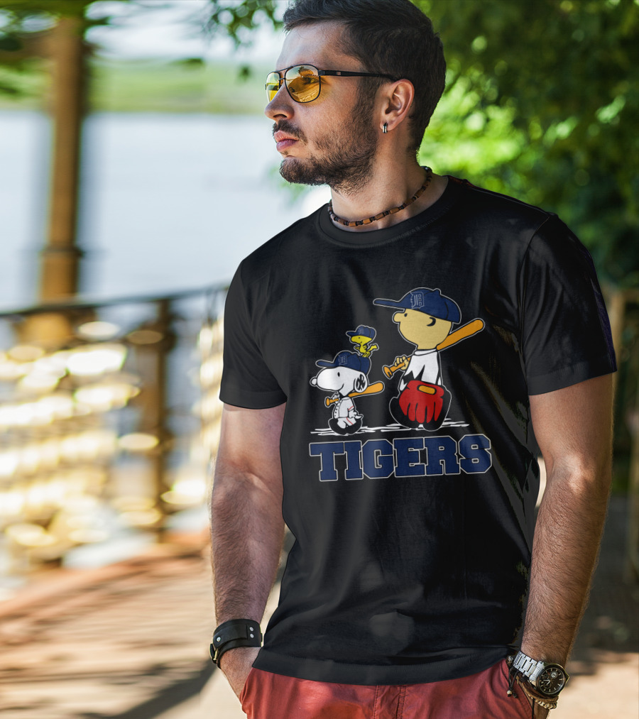 Snoopy And Woodstock Detroit Tigers Baseball Fans Peanuts Characters T-Shirt