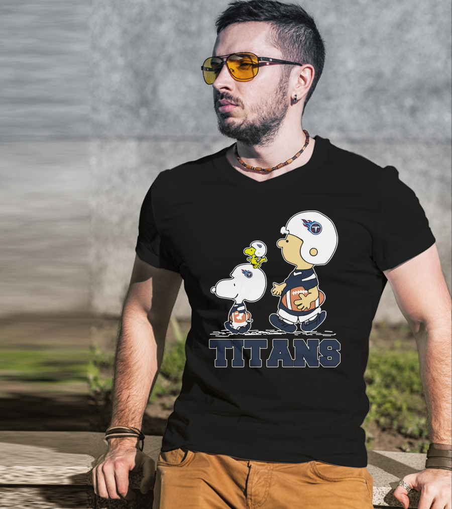 Snoopy And Woodstock With Tennessee Titans Helmets And Footballs T-Shirt