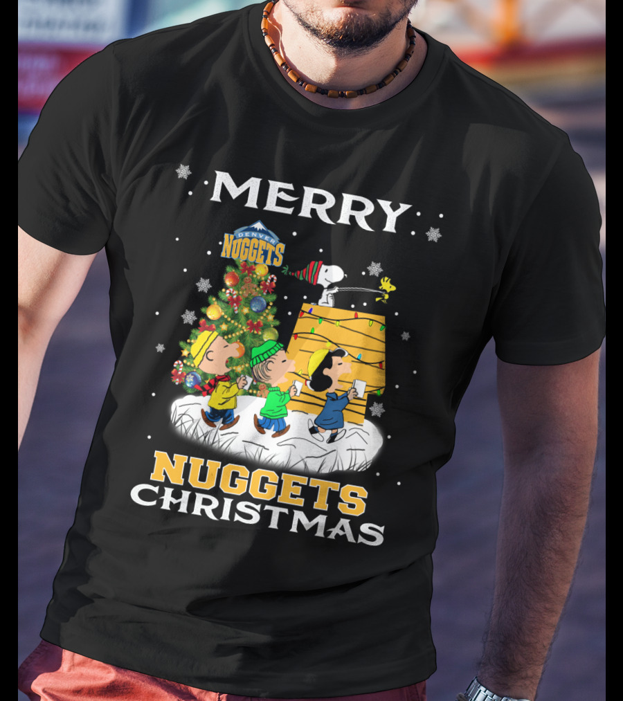 Merry Denver Nuggets Christmas Peanuts Characters And Snoopy Decorate Tree T-Shirt