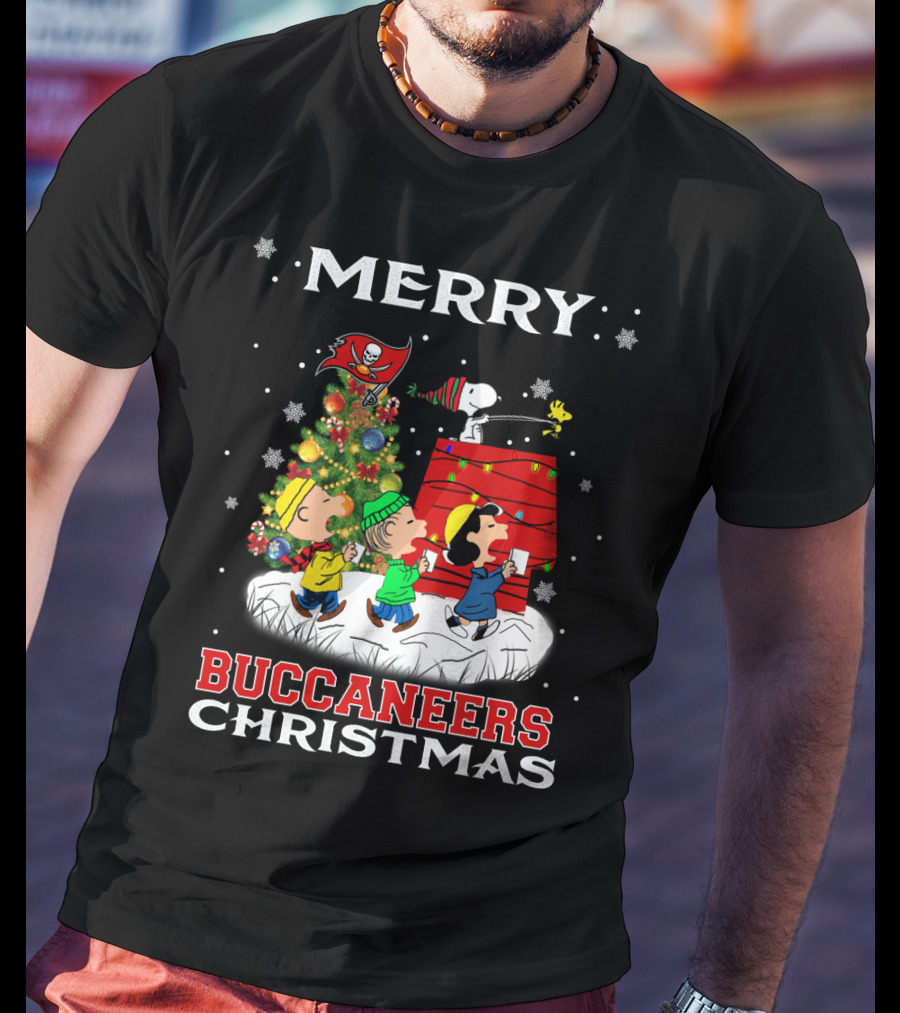 Merry Tampa Bay Buccaneers Christmas Snoopy Peanuts Holiday Scene T-Shirt