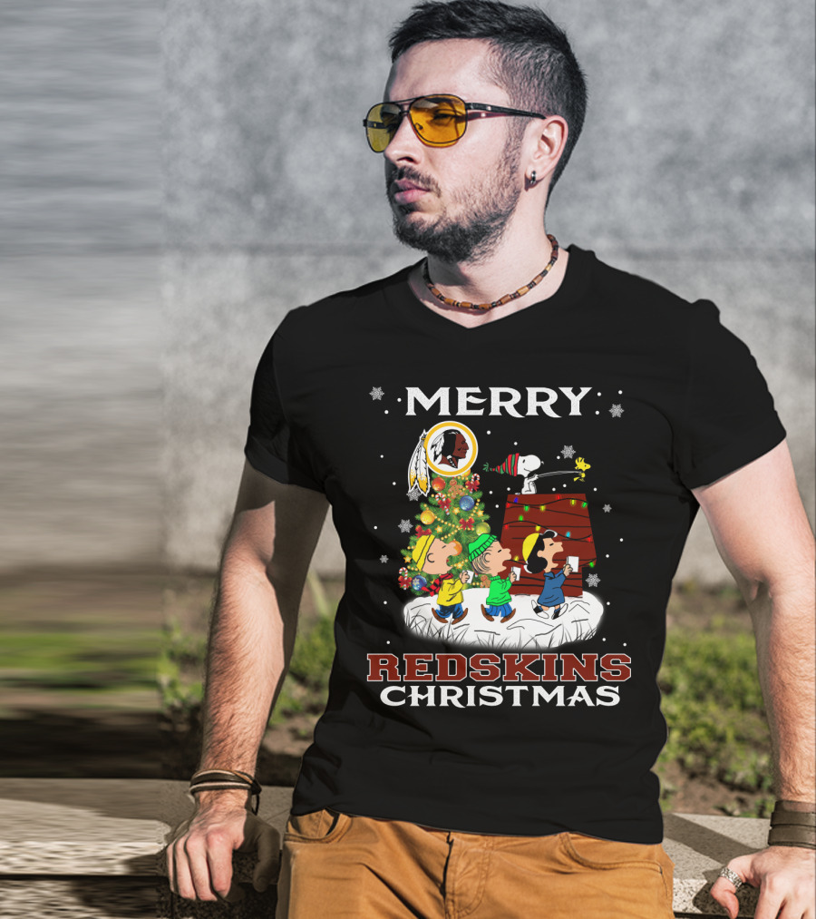 Merry Redskins Christmas Snoopy Peanuts Holiday Celebration T-Shirt