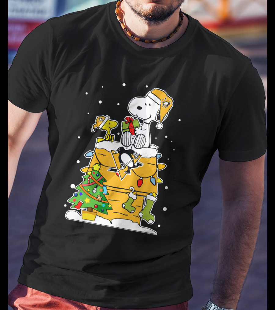 Snoopy And Woodstock Celebrate Christmas With Pittsburgh Penguins Hockey Holiday Scene T-Shirt