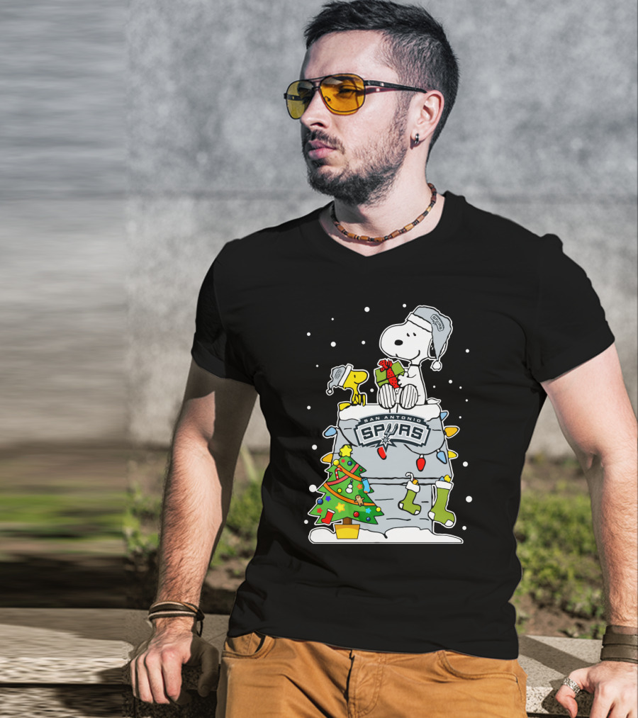 San Antonio Spurs Snoopy Christmas Peanuts Fans T-Shirt