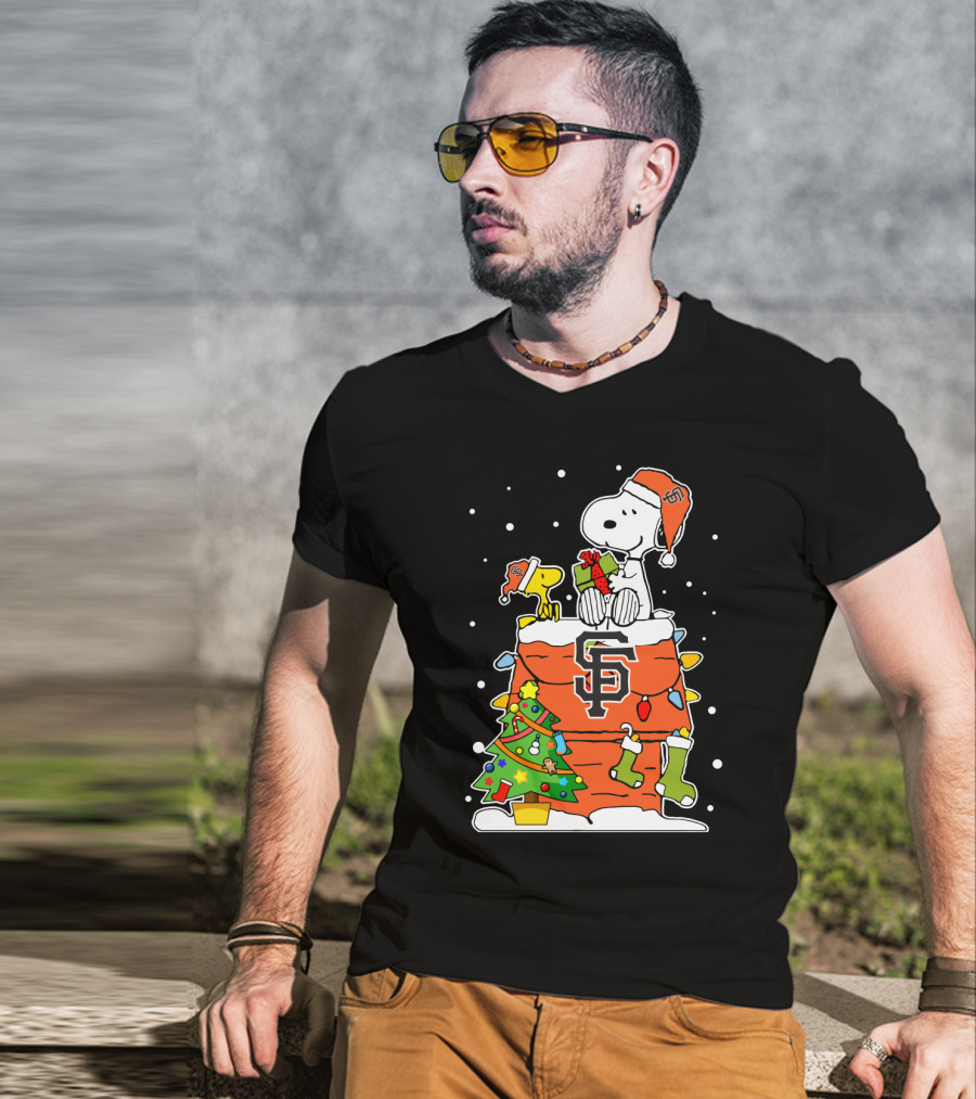 San Francisco Giants Snoopy Christmas Santa Hat With Woodstock And Presents T-Shirt