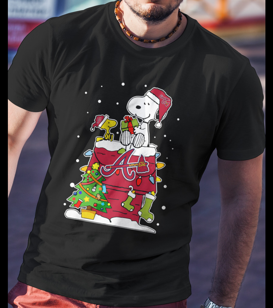 Atlanta Braves Snoopy Christmas Celebration With Woodstock And Gifts T-Shirt