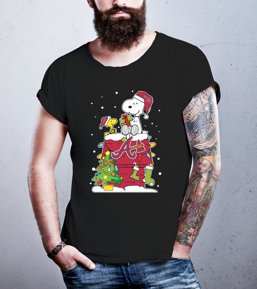 Atlanta Braves Snoopy Christmas Celebration With Woodstock And Gifts T-Shirt