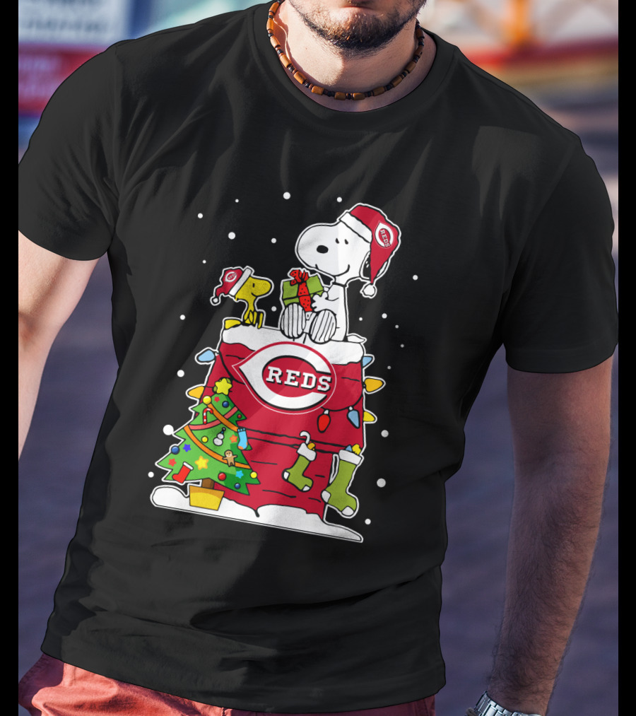 Cincinnati Reds Snoopy Christmas With Tree And Woodstocks Wearing Santa Hats T-Shirt