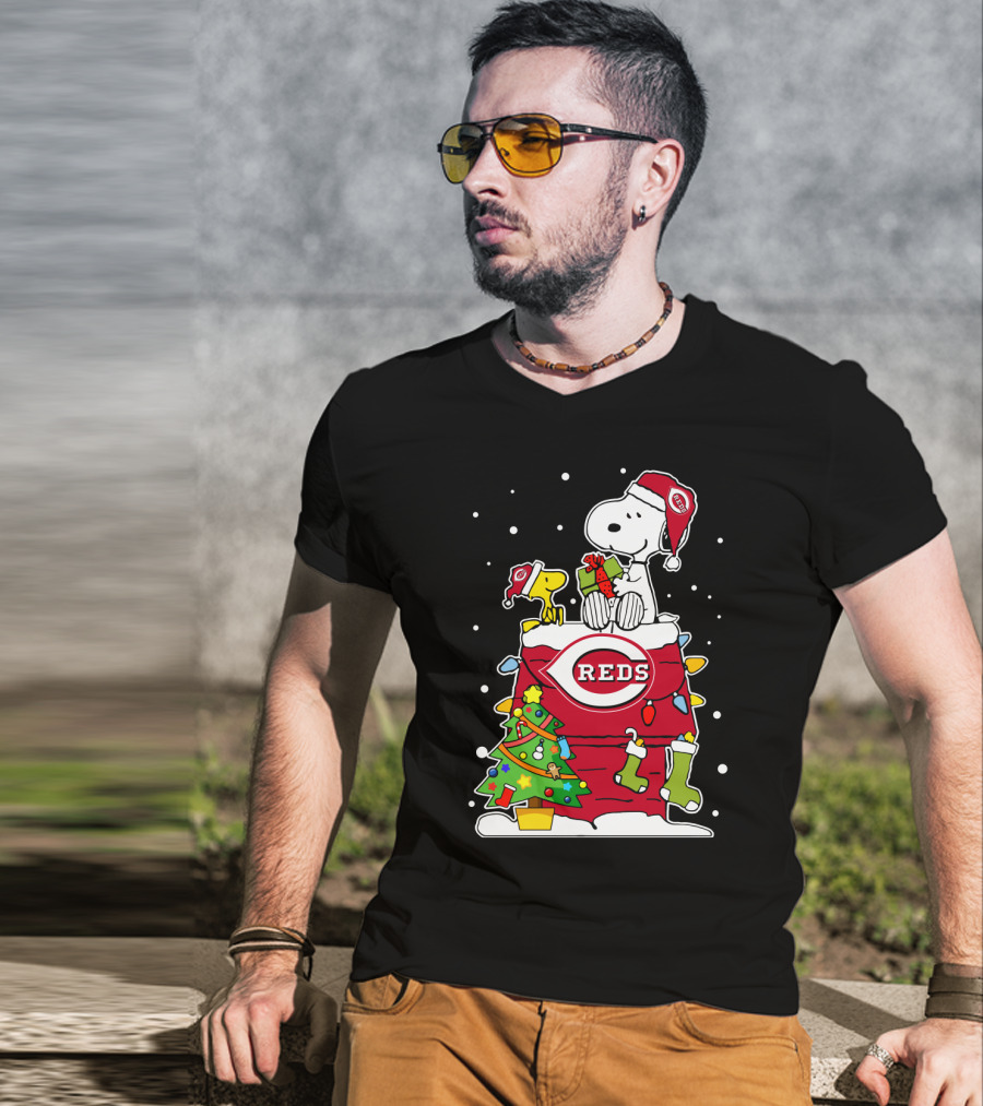 Cincinnati Reds Snoopy Christmas With Tree And Woodstocks Wearing Santa Hats T-Shirt