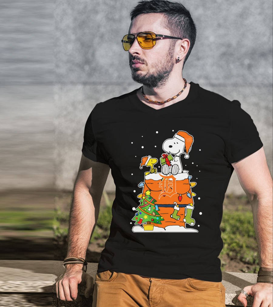 Snoopy And Woodstock Christmas Detroit Tigers Festive Scene T-Shirt
