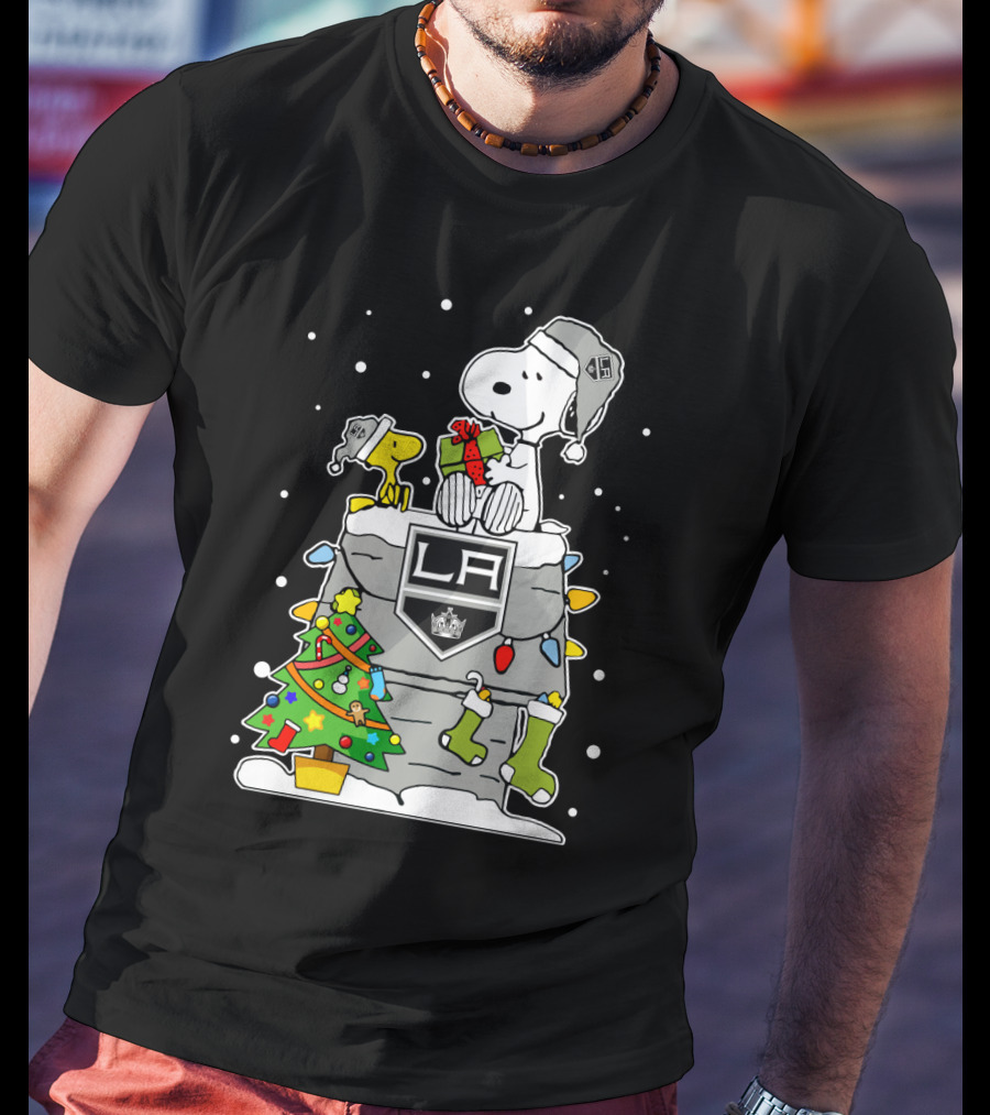 Los Angeles Kings Snoopy And Woodstock Christmas Gift Scene T-Shirt