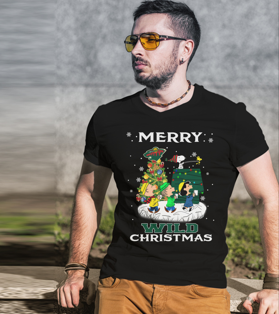 Merry Wild Minnesota Christmas Featuring Snoopy And Peanuts Fans T-Shirt