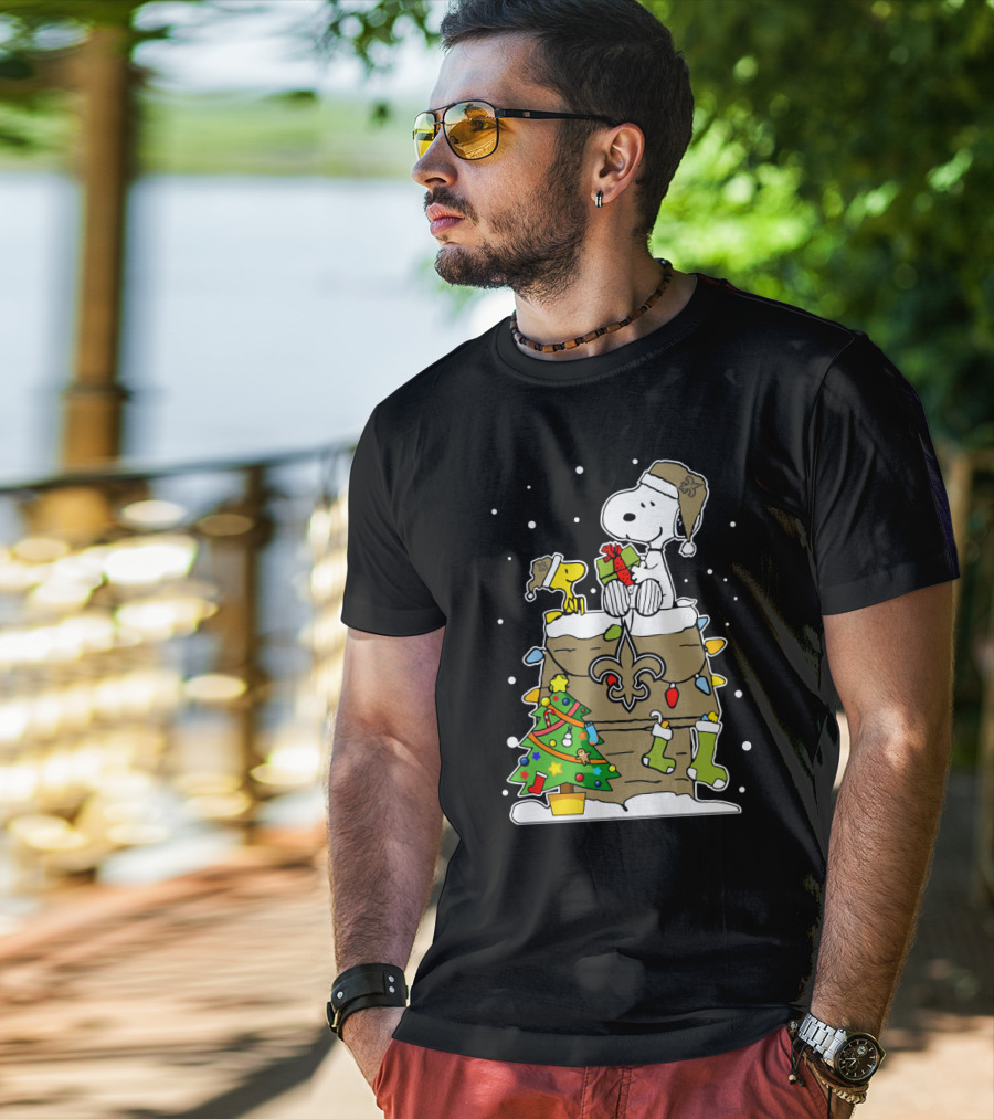 New Orleans Saints Snoopy Christmas Gift Decor With Doghouse And Stockings T-Shirt