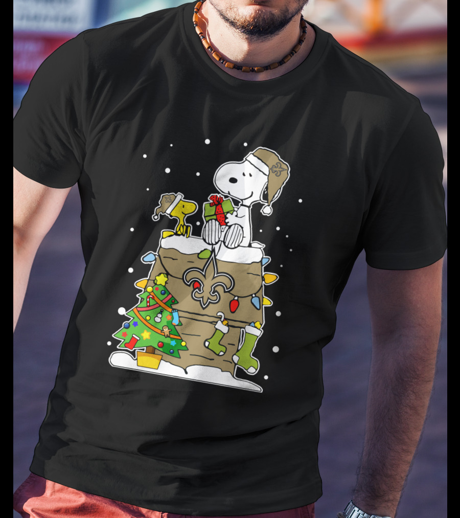 New Orleans Saints Snoopy Christmas Gift Decor With Doghouse And Stockings T-Shirt