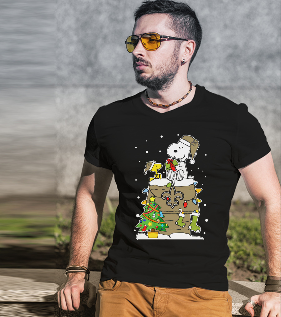 New Orleans Saints Snoopy Christmas Gift Decor With Doghouse And Stockings T-Shirt