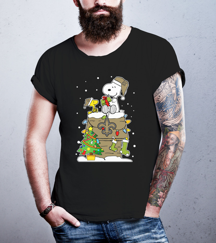 New Orleans Saints Snoopy Christmas Gift Decor With Doghouse And Stockings T-Shirt