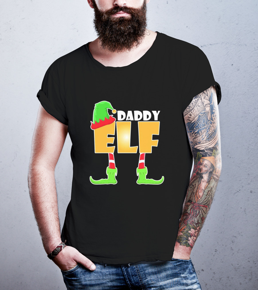 Daddy Elf Christmas Holiday Design With Green Hat And Striped Socks T-Shirt