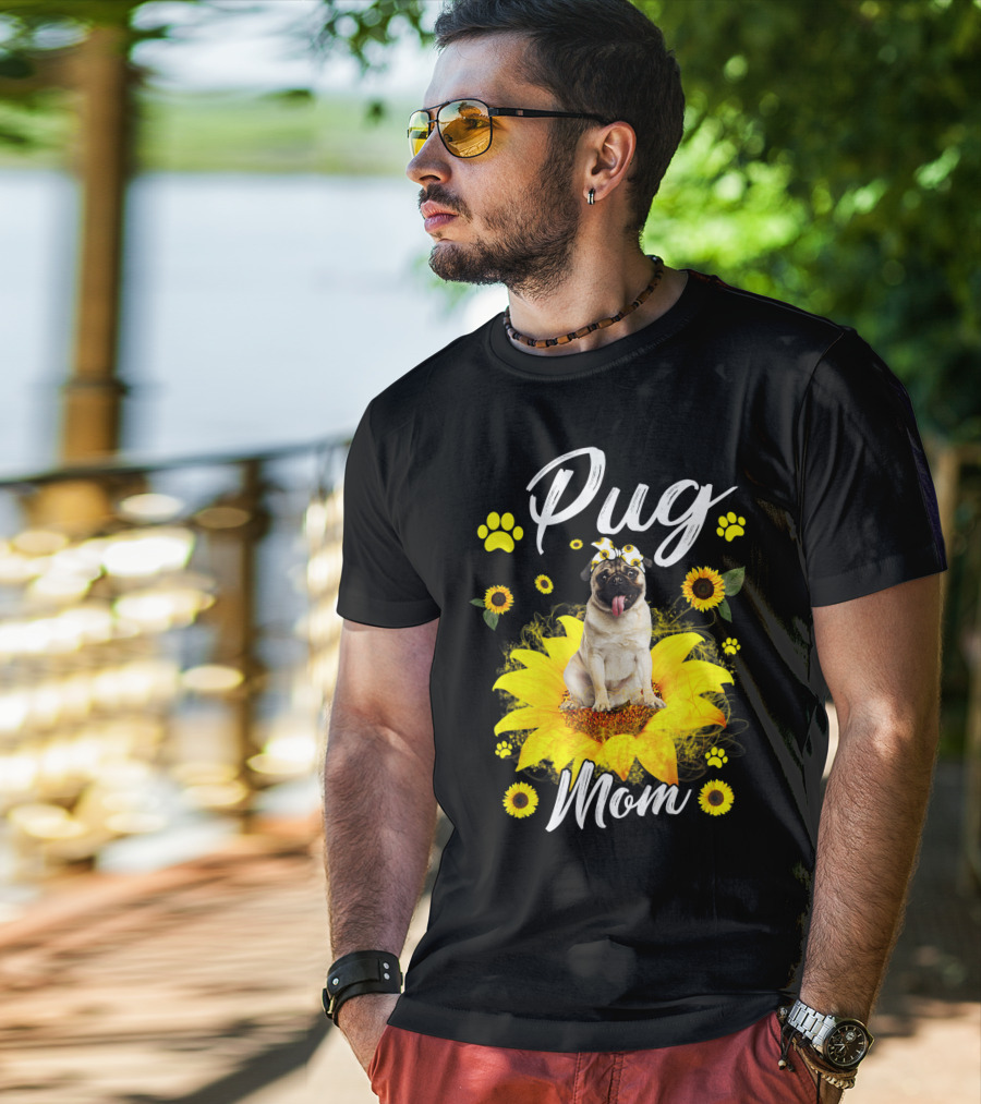 Pug Mom Sunflower Dog Paw Graphics T-Shirt