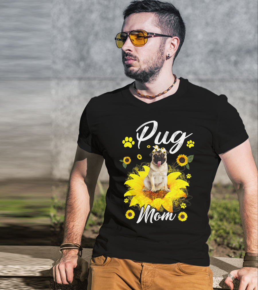 Pug Mom Sunflower Dog Paw Graphics T-Shirt