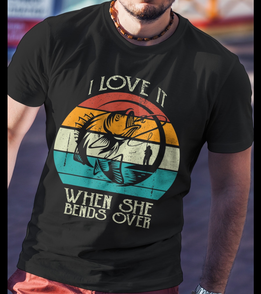I Love It When She Bends Over Vintage Fishing Lover Retro Sunset T-Shirt