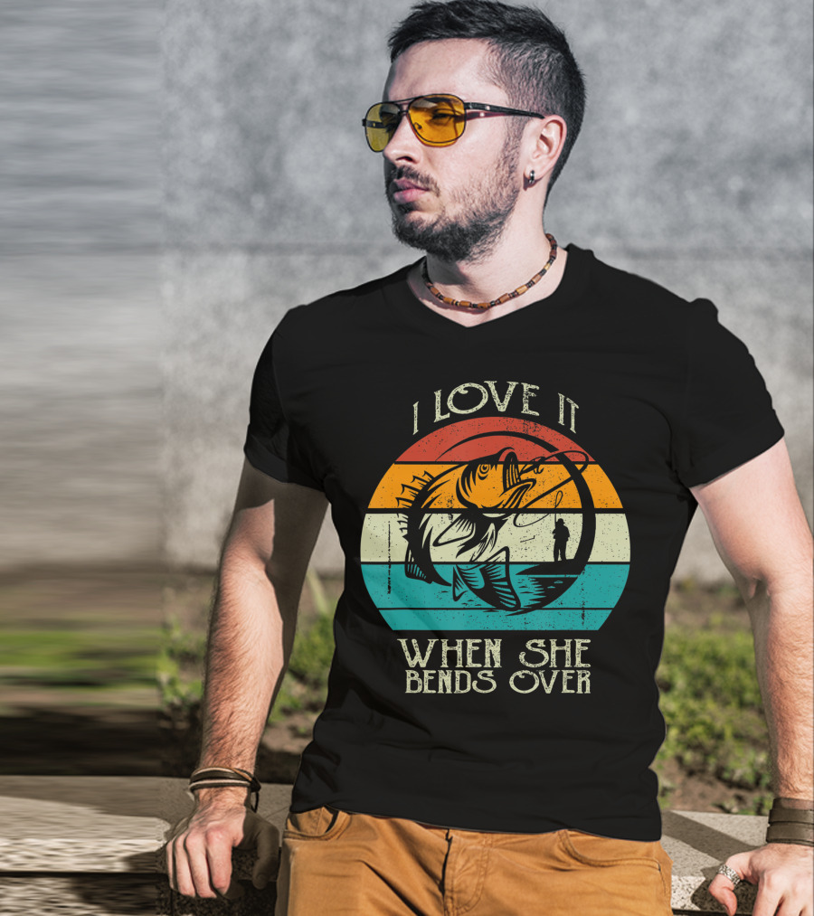 I Love It When She Bends Over Vintage Fishing Lover Retro Sunset T-Shirt
