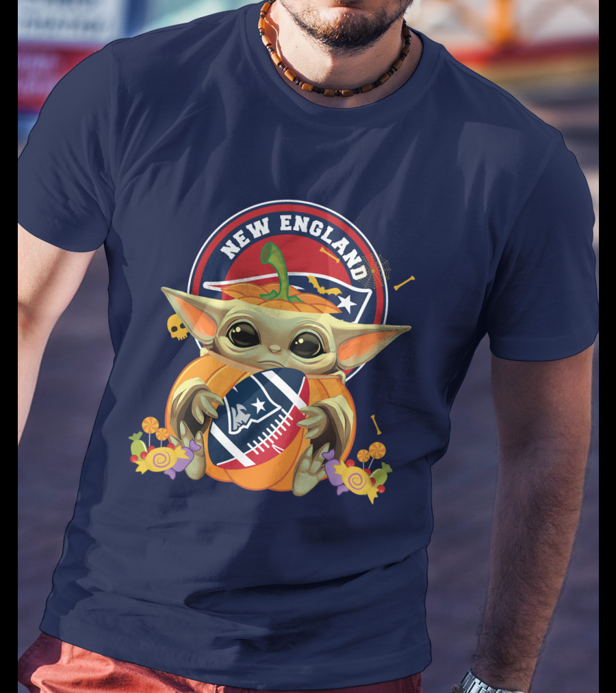 Halloween Pumpkin Baby Yoda Holding New England Patriots Football T-Shirt