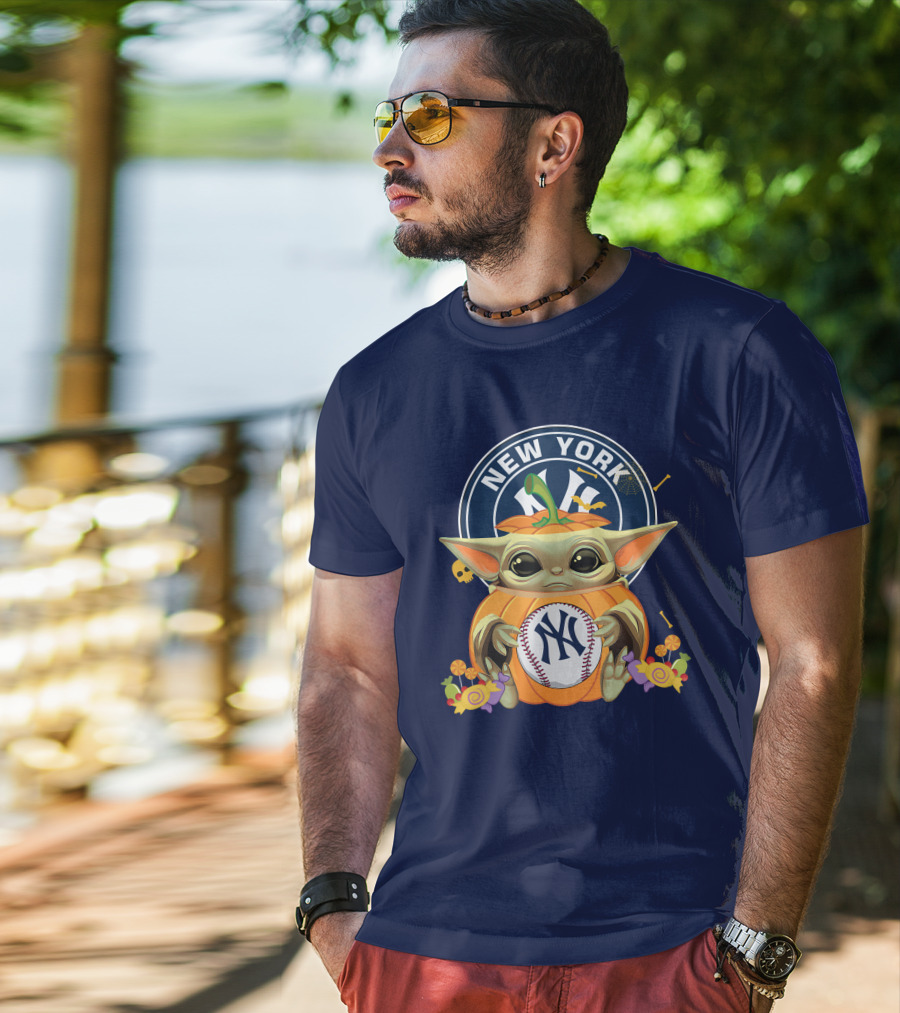 Halloween Pumpkin Baby Yoda Holding New York Yankees Baseball T-Shirt