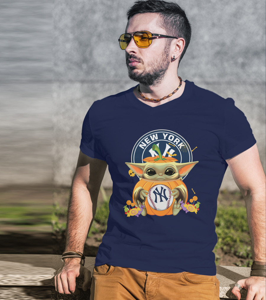 Halloween Pumpkin Baby Yoda Holding New York Yankees Baseball T-Shirt