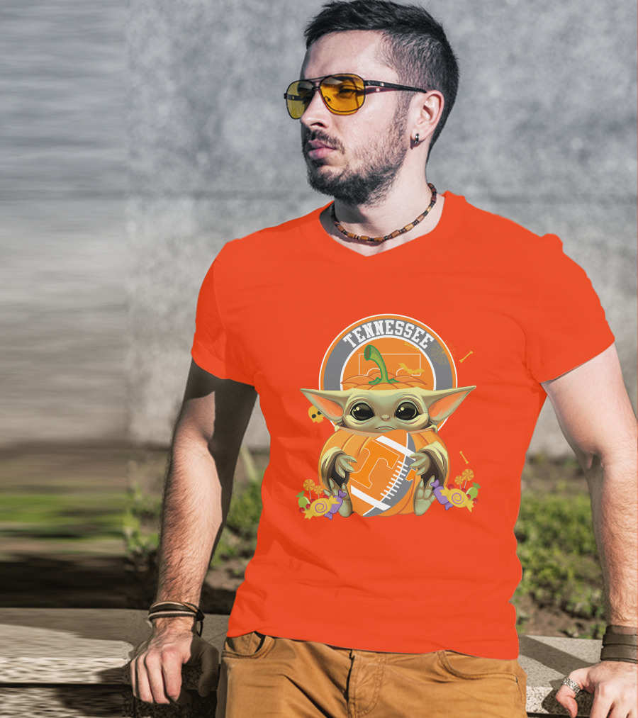 Tennessee Volunteers Halloween Pumpkin Baby Yoda Hug Football T-Shirt